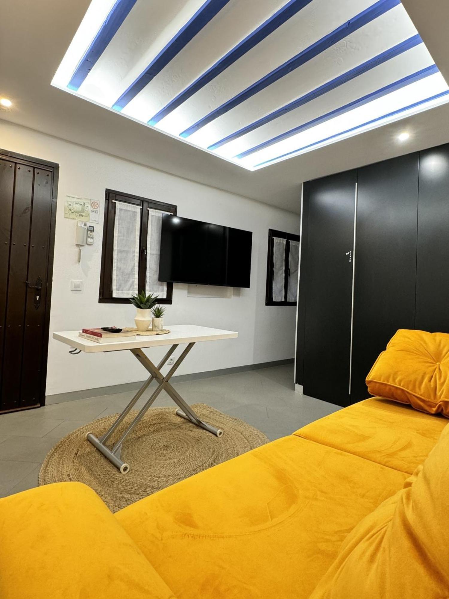 Manzano Palace. Con Terraza Country house